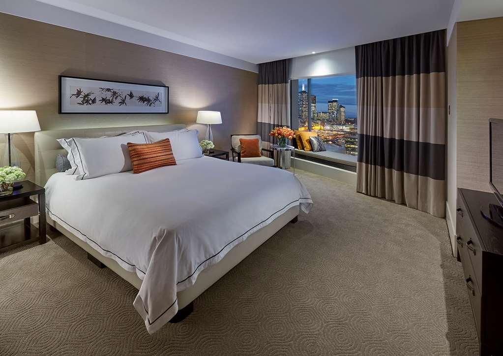 Crown Towers Melbourne Hotel Стая снимка A bedroom at the Four Seasons Hotel