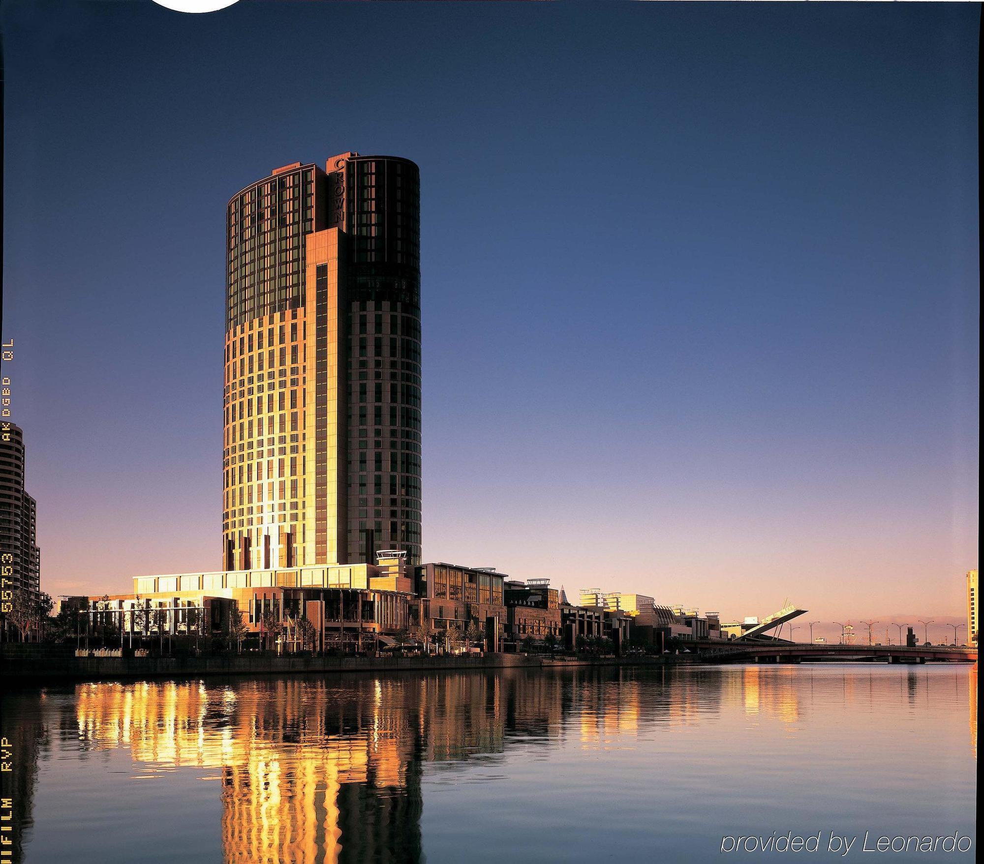 Crown Towers Melbourne Hotel Екстериор снимка The Crown Towers at dusk