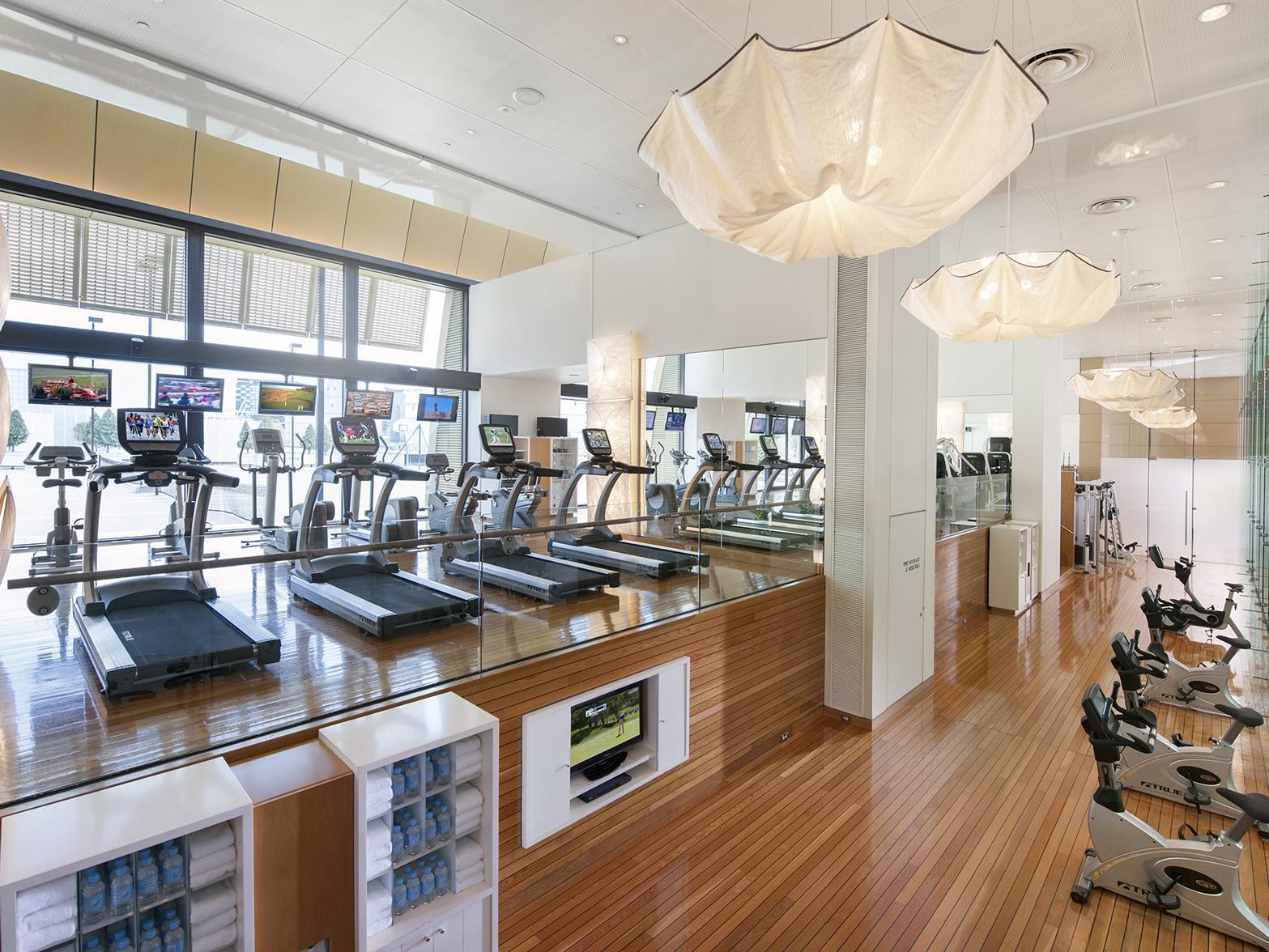 Crown Towers Melbourne Hotel Екстериор снимка The gym at the Four Seasons Hotel, Hong Kong