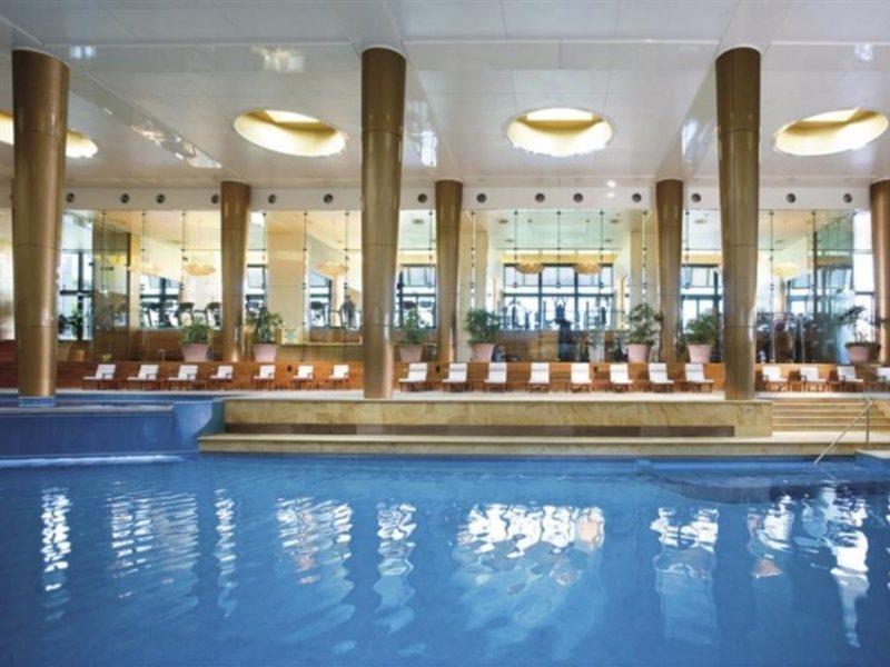 Crown Towers Melbourne Hotel Екстериор снимка The pool at the InterContinental