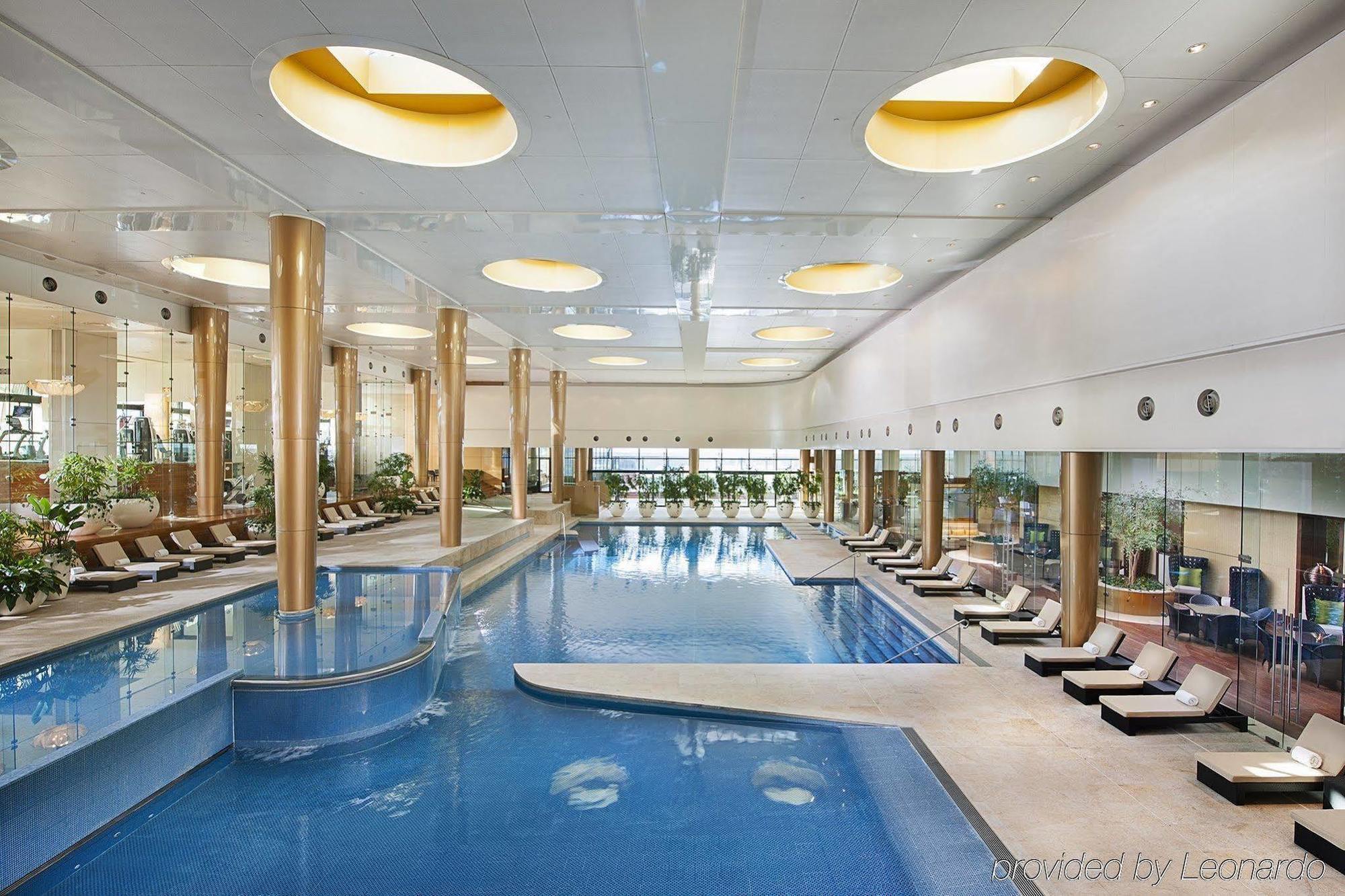 Crown Towers Melbourne Hotel Екстериор снимка The pool at the spa